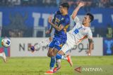 Pesepakbola Persib Bandung Ciro Alves (kiri) berebut bola dengan pesepakbola Port FC Thailand Chalermsak Aukkee (kanan) saat pertandingan AFC Champions League Two Group F di Stadion Si Jalak Harupat, Kabupaten Bandung, Jawa Barat, Kamis (19/9/2024). Port FC menang atas Persib Bandung dengan skor 1-0. ANTARA FOTO/Raisan Al Farisi/agr