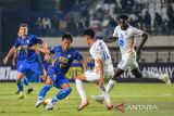 Pesepakbola Persib Bandung Henhen Herdiana (kiri) berebut bola dengan pesepakbola Port FC Thailand Bordin Phala (kanan) saat pertandingan AFC Champions League Two Group F di Stadion Si Jalak Harupat, Kabupaten Bandung, Jawa Barat, Kamis (19/9/2024). Port FC menang atas Persib Bandung dengan skor 1-0. ANTARA FOTO/Raisan Al Farisi/agr