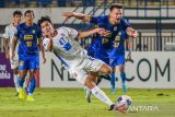 Pesepakbola Persib Bandung Mateo Kocijan (kanan) berebut bola dengan pesepakbola Port FC Thailand Sittha Boonlha (kedua kanan) saat pertandingan AFC Champions League Two Group F di Stadion Si Jalak Harupat, Kabupaten Bandung, Jawa Barat, Kamis (19/9/2024). Port FC menang atas Persib Bandung dengan skor 1-0. ANTARA FOTO/Raisan Al Farisi/agr