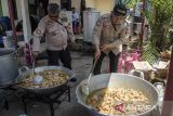 Petugas Tagana Kabupaten Bandung menyiapkan makanan di posko dapur umum lokasi terdampak gempa bumi di Kertasari, Kabupaten Bandung, Jawa Barat, Kamis (19/9/2024). Pemerintah Kabupaten (Pemkab) Bandung mendirikan dapur umum di Kecamatan Kertasari untuk melayani sekitar 2.000 pengungsi dari delapan desa di Kecamatan Kertasari yang terdampak gempa bumi agar dapat terpenuhi kebutuhan pangannya di masa tanggap darurat. ANTARA FOTO/Novrian Arbi/agr