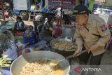 Petugas Tagana Kabupaten Bandung menyiapkan makanan di posko dapur umum lokasi terdampak gempa bumi di Kertasari, Kabupaten Bandung, Jawa Barat, Kamis (19/9/2024). Pemerintah Kabupaten (Pemkab) Bandung mendirikan dapur umum di Kecamatan Kertasari untuk melayani sekitar 2.000 pengungsi dari delapan desa di Kecamatan Kertasari yang terdampak gempa bumi agar dapat terpenuhi kebutuhan pangannya di masa tanggap darurat. ANTARA FOTO/Novrian Arbi/agr