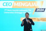 Direktur Utama Bank Syariah Indonesia (BSI) Hery Gunardi menyampaikan materi pada program Literasi CEO Mengajar di Universitas Airlangga (Unair), Surabaya, Jawa Timur, Kamis (19/9/2024). Kegiatan tersebut bertujuan untuk mengenalkan kepada mahasiswa mengenai potensi besar industri syariah di Indonesia serta membuka ruang diskusi guna mengembangkan ide-ide bisnis yang dapat diadopsi oleh industri syariah. ANTARA Jatim/Moch Asim.