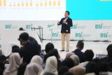 Direktur Utama Bank Syariah Indonesia (BSI) Hery Gunardi menyampaikan materi pada program Literasi CEO Mengajar di Universitas Airlangga (Unair), Surabaya, Jawa Timur, Kamis (19/9/2024). Kegiatan tersebut bertujuan untuk mengenalkan kepada mahasiswa mengenai potensi besar industri syariah di Indonesia serta membuka ruang diskusi guna mengembangkan ide-ide bisnis yang dapat diadopsi oleh industri syariah. ANTARA JatimMoch Asim.