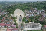 Foto udara suasana proyek pembangunan terowongan Samarinda dari kawasan jalan Kakap, Samarinda, Kalimantan Timur, Jumat (20/9/2024). Pembangunan terowongan yang menghubungkan jalan Sultan Alimuddin menuju jalan Kakap itu progres pembangunan fisiknya mencapai 55 persen yang diproyeksikan akan rampung pada 2025 mendatang untuk mengurai kemacetan di kawasan tersebut. Antara Kaltim/M Risyal Hidayat