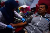 Petugas Palang Merah Indonesia (PMI) melakukan pengambilan darah dari penderma di sektretariat Unit Transfusi Darah PMI Kota Madiun, Jawa Timur, Kamis (19/9/2024). Kegiatan donor darah tersebut dalam rangka peringatan Hari PMI. Antara Jatim/Siswowidodo/um