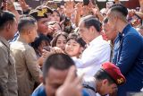 Presiden Joko Widodo (ketiga kanan) berfoto dengan warga saat mengunjungi Pasar Dukuh Kupang, Surabaya, Jawa Timur, Jumat (20/9/2024). Dalam kunjungannya tersebut, Presiden Jokowi mengecek harga bahan-bahan kebutuhan pokok seperti cabai dan telur serta membagikan Bantuan Langsung Tunai (BLT) dan Bantuan Modal Kerja (BMK) kepada pedagang dan warga sekitar. Antara Jatim/Rizal Hanafi/um 