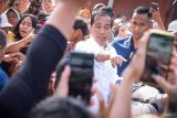 Presiden Joko Widodo (kanan) menyapa warga saat mengunjungi Pasar Dukuh Kupang, Surabaya, Jawa Timur, Jumat (20/9/2024). Dalam kunjungannya tersebut, Presiden Jokowi mengecek harga bahan-bahan kebutuhan pokok seperti cabai dan telur serta membagikan Bantuan Langsung Tunai (BLT) dan Bantuan Modal Kerja (BMK) kepada pedagang dan warga sekitar. Antara Jatim/Rizal Hanafi/um 