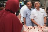 Menteri Perdagangan Zulkifli Hasan (kanan) berbincang dengan pedagang saat kunjungan kerja di Pasar Soponyono, Surabaya, Jawa Timur, Jumat (20/9/2024). Kunjungan kerjanya di pasar itu untuk melihat secara langsung ketersediaan bahan pangan dan harga jualnya. Antara Jatim/Didik Suhartono/um