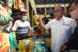 Menteri Perdagangan Zulkifli Hasan (kedua kanan) berbincang dengan pedagang saat kunjungan kerja di Pasar Soponyono, Surabaya, Jawa Timur, Jumat (20/9/2024). Kunjungan kerjanya di pasar itu untuk melihat secara langsung ketersediaan bahan pangan dan harga jualnya. Antara Jatim/Didik Suhartono/um