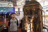 Pengunjung melihat kotak obat tradisional koleksi dari Museum Kantor BPK Kaltim yang dipamerkan dalam Pameran Museum se-Kaltim 2024 di Atrium Big Mall Samarinda, Kalimantan Timur, Jumat (20/9/2024). Pemerintah Provinsi Kalimantan Timur menggelar pameran yang diikuti 14 museum dengan memamerkan 80 jenis barang peninggalan sejarah Kalimantan. Antara Kaltim/M Risyal Hidayat