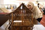 Pengunjung melihat miniatur rumah adat Suku Paser koleksi dari Museum Sadurengas yang dipamerkan dalam Pameran Museum se-Kaltim 2024 di Atrium Big Mall Samarinda, Kalimantan Timur, Jumat (20/9/2024). Pemerintah Provinsi Kalimantan Timur menggelar pameran yang diikuti 14 museum dengan memamerkan 80 jenis barang peninggalan sejarah Kalimantan. Antara Kaltim/M Risyal Hidayat