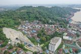 Foto udara suasana proyek pembangunan terowongan Samarinda dari kawasan jalan Kakap, Samarinda, Kalimantan Timur, Jumat (20/9/2024). Pembangunan terowongan yang menghubungkan jalan Sultan Alimuddin menuju jalan Kakap itu progres pembangunan fisiknya mencapai 55 persen yang diproyeksikan akan rampung pada 2025 mendatang untuk mengurai kemacetan di kawasan tersebut. Antara Kaltim/M Risyal Hidayat