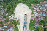 Foto udara suasana proyek pembangunan terowongan Samarinda dari kawasan jalan Kakap, Samarinda, Kalimantan Timur, Jumat (20/9/2024). Pembangunan terowongan yang menghubungkan jalan Sultan Alimuddin menuju jalan Kakap itu progres pembangunan fisiknya mencapai 55 persen yang diproyeksikan akan rampung pada 2025 mendatang untuk mengurai kemacetan di kawasan tersebut. Antara Kaltim/M Risyal Hidayat