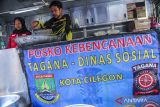 Sejumlah petugas Tagana dan relawan memasak makanan di Kelurahan Bagendung, Kota Cilegon, Banten, Jumat (20/9/2024). Pemerintah Kota Cilegon menyediakan 1.000 porsi makanan setiap hari untuk dibagikan kepada korban terdampak asap kebakaran dari TPSA Bagendung agar dapat terpenuhi kebutuhan pangannya. ANTARA FOTO/Muhammad Bagus Khoirunas/gp