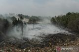 Suasana kondisi TPSA Bagendung yang masih terbakar di Kota Cilegon, Banten, Jumat (20/9/2024). Pada hari kelima kebakaran TPSA Bagendung tersebut kondisinya belum padam karena angin kencang serta api yang masih membara di dalam sampah sehingga mengakibatkan sedikitnya 29 warga yang tinggal tidak jauh dari lokasi dan empat petugas pemadam kebakaran mengalami Ispa akibat paparan asap kebakaran sampah. ANTARA FOTO/Muhammad Bagus Khoirunas/gp