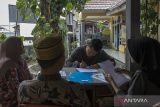 Petugas Panitia Pemungutan Suara (PPS) menerima berkas pendaftaran calon petugas Kelompok Penyelenggara Pemungutan Suara (KPPS) di Kantor Kelurahan Unyur, Kota Serang, Banten, Jumat (20/9/2024). Komisi Pemilihan Umum (KPU) Provinsi Banten membuka pendaftaran sebanyak 120.582 petugas KPPS yang nantinya akan bertugas saat pemungutan suara di delapan kabupaten/kota se-Provinsi Banten pada Pilkada 2024 mendatang. ANTARA FOTO/Angga Budhiyanto/gp