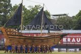 Penari menampilkan tarian kolosal Bhineka Tunggal Suaka saat pembukaan Festival Erau Adat Kutai 2024 di Stadion Rondong Demang, Tenggarong, Kutai Kartanegara, Kalimantan Timur, Sabtu (21/9/2024). Festival Erau Adat Kutai 2024 yang akan berlangsung hingga 30 September mendatang bertemakan Memajukan Kebudayaan, Mengagungkan Peradaban Nusantara. Antara Kaltim/M Risyal Hidayat