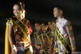 Sejumlah finalis tampil pada Grand Final Pemilihan Putra Putri Batik Kediri di Taman Hijau, Kediri, Jawa Timur, Jumat (20/9/2024). Kegiatan yang diselenggarakan pemerintah daerah setempat tersebut sebagai upaya mempromosikan batik khas Kediri sekaligus menumbuh kembangkan kecintaan terhadap warisan budaya Indonesia berupa batik kepada generasi muda. Antara Jatim/Prasetia Fauzani/um