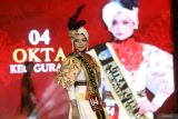 Seorang finalis tampil pada Grand Final Pemilihan Putra Putri Batik Kediri di Taman Hijau, Kediri, Jawa Timur, Jumat (20/9/2024). Kegiatan yang diselenggarakan pemerintah daerah setempat tersebut sebagai upaya mempromosikan batik khas Kediri sekaligus menumbuh kembangkan kecintaan terhadap warisan budaya Indonesia berupa batik kepada generasi muda. Antara Jatim/Prasetia Fauzani/um