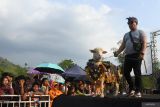 Peserta menggiring dombanya yang telah dihiasi saat mengikuti Domba Fashion Carnival di Desa Suco, Mumbulsari, Jember, Jawa Timur, Sabtu (21/9/2024). Sebanyak 32 peserta mengikuti karnaval domba tersebut untuk menggairahkan perekonomian warga dari sektor peternakan di desa sentra domba dan kambing. Antara Jatim/Seno/um 