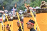 Petugas berada di depan brong atau obor besar saat pembukaan Festival Erau Adat Kutai 2024 di Stadion Rondong Demang, Tenggarong, Kutai Kartanegara, Kalimantan Timur, Sabtu (21/9/2024). Festival Erau Adat Kutai 2024 yang akan berlangsung hingga 30 September mendatang bertemakan Memajukan Kebudayaan, Mengagungkan Peradaban Nusantara. Antara Kaltim/M Risyal Hidayat