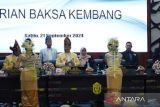 Para penari Tari Baksa Kembang menyambut pimpinan sementara DPRD dan Kepala Daerah Banjarmasin menjelang Rapat Paripurna Istimewa DPRD Kota Banjarmasin di Banjarmasin, Sabtu (21/9/2024).