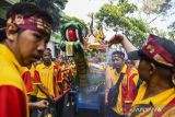 Warga keturunan Tionghoa mengikuti kirab budaya Gotong Toapekong di Kota Tangerang, Banten, Sabtu (21/9/2024). Kirab budaya Gotong Toapekong yang digelar setiap 12 tahun sekali atau setiap tahun naga tersebut merupakan tradisi masyakat Tionghoa di Kota Tangerang dan telah ditetapkan sebagai Warisan Budaya Tak Benda Indonesia. ANTARA FOTO/Galih Pradipta