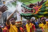 Warga keturunan Tionghoa mengikuti kirab budaya Gotong Toapekong di Kota Tangerang, Banten, Sabtu (21/9/2024). Kirab budaya Gotong Toapekong yang digelar setiap 12 tahun sekali atau setiap tahun naga tersebut merupakan tradisi masyakat Tionghoa di Kota Tangerang dan telah ditetapkan sebagai Warisan Budaya Tak Benda Indonesia. ANTARA FOTO/Galih Pradipta