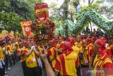 Warga keturunan Tionghoa mengikuti kirab budaya Gotong Toapekong di Kota Tangerang, Banten, Sabtu (21/9/2024). Kirab budaya Gotong Toapekong yang digelar setiap 12 tahun sekali atau setiap tahun naga tersebut merupakan tradisi masyakat Tionghoa di Kota Tangerang dan telah ditetapkan sebagai Warisan Budaya Tak Benda Indonesia. ANTARA FOTO/Galih Pradipta