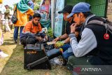 Petugas melakukan demonstrasi penggunaan kompor berbahan bakar sampah saat mengikuti Pameran Inovasi Zero Waste Zero Stunting di Kiara Artha Park, Bandung, Jawa Barat, Sabtu (21/9/2024). Pemerintah Kota Bandung menggelar Pameran Inovasi Zero Waste Zero Stunting dengan menghadirkan berbagai produk inovasi daur ulang sampah serta program penanganan stunting dari setiap kecamatan guna memberikan edukasi kepada masyarakat agar dapat mengurangi sampah rumah tangga dan peduli terhadap penanganan stunting. ANTARA FOTO/Raisan Al Farisi/agr