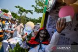 Warga berada di sebuah stan program penanganan stunting saat mengikuti Pameran Inovasi Zero Waste Zero Stunting di Kiara Artha Park, Bandung, Jawa Barat, Sabtu (21/9/2024). Pemerintah Kota Bandung menggelar Pameran Inovasi Zero Waste Zero Stunting dengan menghadirkan berbagai produk inovasi daur ulang sampah serta program penanganan stunting dari setiap kecamatan guna memberikan edukasi kepada masyarakat agar dapat mengurangi sampah rumah tangga dan peduli terhadap penanganan stunting. ANTARA FOTO/Raisan Al Farisi/agr