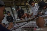 Sejumlah pelajar mengikuti pelatihan pembuatan kain batik motif Banten di Sentra Industri dan Pelatihan Batik Banten, Kota Serang, Banten, Sabtu (21/9/2024). Kegiatan tersebut digelar dalam rangka memberikan edukasi dan pengenalan tentang batik khas Banten, serta pelestarian budaya dari Provinsi Banten. ANTARA FOTO/Angga Budhiyanto/gp