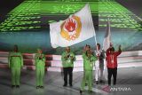 Pj Gubernur NTB Hassanudin (ketiga kanan) didampingi Ketua KONI Provinsi Nusa Tenggara Barat (NTB) Mori Hanafi (kedua kanan) menerima bendera PON disaksikan Ketum KONI Marciano Norman (tengah) dan Pj Gubernur Sumatera Utara Agus Fatoni (kedua kiri) dan Pj Gubernur Aceh Safrizal ZA (kiri) pada penutupan PON XXI Aceh-Sumut 2024 di Stadion Utama Sumatera Utara, Sumut Sport Centre, Deli Serdang, Sumatera Utara, Jumat (20/9/2024). Pelaksanaan PON XXI Aceh-Sumut 2024 resmi berakhir dan selanjutnya PON XXII akan diselenggarakan di Provinsi Nusa Tenggara Timur (NTT) dan Nusa Tenggara Barat (NTB) pada tahun 2028 mendatang. ANTARA FOTO/Nova Wahyudi/rwa/gp