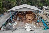 Pekerja menyelesaikan pembuatan kapal nelayan tradisional di kawasan pantai Sendangbiru, Malang, Jawa Timur, Sabtu (21/9/2024). Pembuatan kapal nelayan berkapasitas 20 - 40 ton yang dikerjakan secara tradisional itu menghabiskan waktu selama empat bulan hingga lima bulan tergantung ketersediaan bahan baku dengan biaya mencapai Rp800 juta hingga Rp1 miliar per kapal. Antara Jatim/Muhammad Mada/um