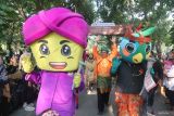 Maskot Pemilihan Gubernur dan Wakil Gubernur Jatim Si Jalih (kanan) dan Maskot Pemilihan Wali Kota dan Wakil Wali Kota Kediri Si Tatak (kiri) mengikuti kirab di Kota Kediri, Jawa Timur, Sabtu (21/9/2024). Kirab maskot yang diselenggarakan oleh KPU daerah setempat tersebut sebagai sarana sosialisasi penyelenggaraan Pilkada 2024  kepada masyarakat. Antara Jatim/Prasetia Fauzani/um