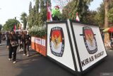 Maskot Pemilihan Gubernur dan Wakil Gubernur Jatim Si Jalih berada di atas kendaraan hias saat kirab maskot Pilkada 2024 di Kota Kediri, Jawa Timur, Sabtu (21/9/2024). Kirab maskot yang diselenggarakan oleh KPU daerah setempat tersebut sebagai sarana sosialisasi penyelenggaraan Pilkada 2024  kepada masyarakat. Antara Jatim/Prasetia Fauzani/um