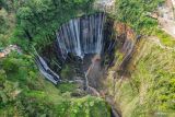 Foto udara kawasan wisata panorama air terjun Tumpak Sewu di Pronojiwo, Lumajang, Jawa Timur, Minggu (22/9/2024). Pemerintah kabupaten setempat meluncurkan aplikasi Tourist Information System (TIS) berbasis android bernama Lumajang Tourism dengan harapan dapat memberikan kemudahan bagi wisatawan dalam merencanakan perjalanan wisata di wilayah tersebut. Antara Jatim/Irfan Sumanjaya/um