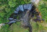 Foto udara kawasan wisata panorama air terjun Tumpak Sewu di Pronojiwo, Lumajang, Jawa Timur, Minggu (22/9/2024). Pemerintah kabupaten setempat meluncurkan aplikasi Tourist Information System (TIS) berbasis android bernama Lumajang Tourism dengan harapan dapat memberikan kemudahan bagi wisatawan dalam merencanakan perjalanan wisata di wilayah tersebut. Antara Jatim/Irfan Sumanjaya/um