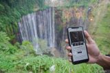 Wisatawan memperlihatkan aplikasi informasi wisata melalui ponsel miliknya saat mengunjungi  wisata air terjun Tumpak Sewu di Ampelgading, Malang, Jawa Timur, Minggu (22/9/2024). Pemerintah kabupaten setempat meluncurkan aplikasi Tourist Information System (TIS) berbasis android bernama Lumajang Tourism dengan harapan dapat memberikan kemudahan bagi wisatawan dalam merencanakan perjalanan wisata di wilayah tersebut. Antara Jatim/Irfan Sumanjaya/um