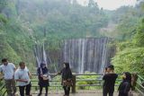 Sejumlah wisatawan mengunjungi wisata panorama air terjun Tumpak Sewu di Pronojiwo, Lumajang, Jawa Timur, Minggu (22/9/2024). Pemerintah kabupaten setempat meluncurkan aplikasi Tourist Information System (TIS) berbasis android bernama Lumajang Tourism dengan harapan dapat memberikan kemudahan bagi wisatawan dalam merencanakan perjalanan wisata di wilayah tersebut. Antara Jatim/Irfan Sumanjaya/um