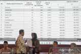 Anggota KPU Kabupaten Bogor Asep Saepul Hidayat (kedua kiri) menyerahkan berkas data kepada Ketua KPU Jawa Barat Ummi Wahyuni (ketiga kanan) saat Rapat Pleno Penetapan Daftar Pemilih Tetap (DPT) Pemilihan Gubernur dan Wakil Gubernur Jawa Barat 2024 di Bandung, Jawa Barat, Minggu (22/9/2024). KPU Jawa Barat menetapkan daftar pemilih tetap Pilkada Jawa Barat 2024 berjumlah 35.925.960 orang yang tersebar di 73.862 tempat pemungutan suara di 27 kabupaten/kota Jawa Barat. ANTARA FOTO/Novrian Arbi/agr