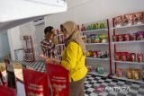 Petugas mendata produk UMKM yang masuk di Plaza UMKM di Indramayu, Jawa Barat, Minggu (22/9/2024). Plaza UMKM milik Diskopdagin Indramayu tersebut diperuntukkan sebagai pusat perbelanjaan produk lokal guna mendukung pemasaran dan pengembangan produk UMKM. ANTARA FOTO/Dedhez Anggara/agr