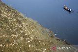 Warga menggunakan perahu melintas di aliran sungai Citarum yang menyusut di Cihampelas, Kabupaten Bandung Barat, Jawa Barat, Minggu (22/9/2024). BMKG memprediksi puncak musim hujan di Indonesia bagian barat akan terjadi bulan November - Desember 2024 dari 303 Zona Musim meliputi Sumatra, pesisir selatan Jawa, Kalimantan dan pada bulan Januari - Februari 2025 sebanyak 250 Zona Musim diprediksi akan mengalami puncak musim hujan meliputi Lampung, Pulau Jawa bagian Utara, sebagian kecil pulau Sulawesi, Bali, NTB, NTT serta sebagian besar Papua. ANTARA FOTO/Abdan Syakura/agr
