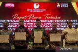 Ketua KPU Provinsi Banten Mohamad Ihsan (tengah) berasama (dari kiri) Anggota KPU Provinsi Banten Akhmad Subagja, Ahmad Sujai, Ali Zainal Abidin, dan Agus Muslim berfoto bersama saat Rapat Pleno Terbuka Rekapitulasi Daftar Pemilih Tetap Pemilihan Kepala Daerah 2024 Provinsi Banten di Kota Serang, Banten, Minggu (22/9/2024). KPU Provinsi Banten menetapkan daftar pemilih tetap (DPT) Pilkada 2024 berjumlah 8.926.662 orang yang tersebar di 17.231 tempat pemungutan suara (TPS) di delapan kabupaten/kota se-Provinsi Banten. ANTARA FOTO/Angga Budhiyanto/gp