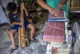 Pekerja menyelesaikan pembuatan alat musik gitar dari bambu di VirageAwie Indonesia, Ngamprah, Kabupaten Bandung Barat, Jawa Barat, Rabu (22/9/2024). Kementerian Koperasi dan UKM mencatat realisasi penyaluran Kredit Usaha Rakyat (KUR) per 19 September 2024 telah mencapai Rp209,84 triliun dengan rincian KUR super mikro tersalurkan kepada 98.845 debitur dengan realisasi sebesar Rp877,50 miliar, KUR mikro tersalurkan kepada 3.233.306 debitur dengan realisasi sebesar Rp143,73 triliun, KUR kecil atau khusus tersalurkan kepada 271.958 debitur dengan realisasi sebesar Rp65,20 triliun dan KUR penempatan PMI tersalurkan kepada 1.102 debitur dengan realisasi sebesar Rp26,91 miliar. ANTARA FOTO/Abdan Syakura/agr