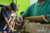 Pekerja mencoba alat musik dari bambu di VirageAwie Indonesia, Ngamprah, Kabupaten Bandung Barat, Jawa Barat, Rabu (22/9/2024). Kementerian Koperasi dan UKM mencatat realisasi penyaluran Kredit Usaha Rakyat (KUR) per 19 September 2024 telah mencapai Rp209,84 triliun dengan rincian KUR super mikro tersalurkan kepada 98.845 debitur dengan realisasi sebesar Rp877,50 miliar, KUR mikro tersalurkan kepada 3.233.306 debitur dengan realisasi sebesar Rp143,73 triliun, KUR kecil atau khusus tersalurkan kepada 271.958 debitur dengan realisasi sebesar Rp65,20 triliun dan KUR penempatan PMI tersalurkan kepada 1.102 debitur dengan realisasi sebesar Rp26,91 miliar. ANTARA FOTO/Abdan Syakura/agr