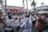 Sejumlah pemain mementaskan drama kolosal berjudul Berkibarlah Benderaku di Hotel Majapahit Jalan Tunjungan, Surabaya, Jawa Timur, Minggu (22/9/2024). Kegiatan itu untuk memperingati peristiwa aksi perobekan bendera Belanda menjadi Merah Putih oleh para pejuang pada 19 September 1945 di hotel yang dulu bernama Yamato. ANTARA Jatim/Didik Suhartono/mas.