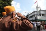 Sejumlah veteran dan pemain melakukan penghormatan kepada bendera Merah Putih saat pementasan drama kolosal berjudul Berkibarlah Benderaku di Hotel Majapahit Jalan Tunjungan, Surabaya, Jawa Timur, Minggu (22/9/2024). Kegiatan itu untuk memperingati peristiwa aksi perobekan bendera Belanda menjadi Merah Putih oleh para pejuang pada 19 September 1945 di hotel yang dulu bernama Yamato. ANTARA Jatim/Didik Suhartono/mas.