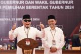 Cagub dan Cawagub Kaltim nomor urut satu Isran Noor (kiri) dan Hadi Mulyadi (kanan) menyampaikan sambutan dalam Rapat Pleno Terbuka Pengundian dan Penetapan Nomor Urut Pasangan Pilgub Kaltim 2024 di Kantor KPU Provinsi Kaltim, di Samarinda, Senin (23/9/2024). Pasangan Cagub Kaltim Isran Noor dan Cawagub Hadi Mulyadi mendapat nomor urut satu sedangkan Cagub Rudy Mas'ud dan Cawagub Seno Aji mendapat nomor urut dua. Antara Kaltim/M Risyal Hidayat