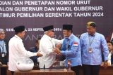 Cagub dan Cawagub Kaltim nomor urut satu Isran Noor (kedua kiri) dan Hadi Mulyadi (kiri) bersalaman dengan Cagub dan Cawagub Kaltim nomor urut dua Rudy Mas'ud (kedua kanan) dan Seno Aji (kanan) dalam Rapat Pleno Terbuka Pengundian dan Penetapan Nomor Urut Pasangan Pilgub Kaltim 2024 di Kantor KPU Provinsi Kaltim, di Samarinda, Senin (23/9/2024). Pasangan Cagub Kaltim Isran Noor dan Cawagub Hadi Mulyadi mendapat nomor urut satu sedangkan Cagub Rudy Mas'ud dan Cawagub Seno Aji mendapat nomor urut dua. Antara Kaltim/M Risyal Hidayat